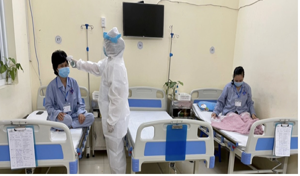 Bệnh nhận tại Bệnh viện được kiểm tra sức khỏe hằng ngày.