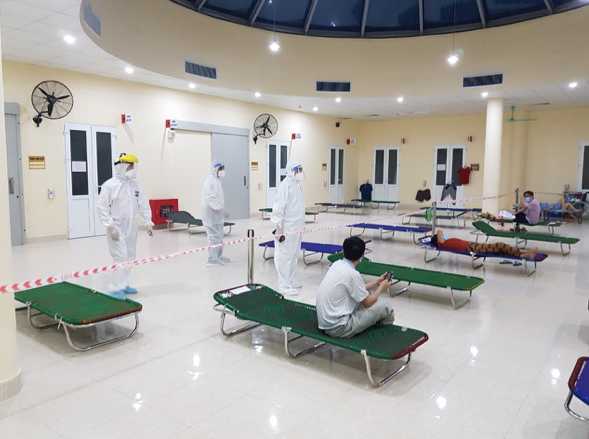 Bệnh nhân được giãn cách tại khu vực thông thoáng, đảm bảo khoảng cách