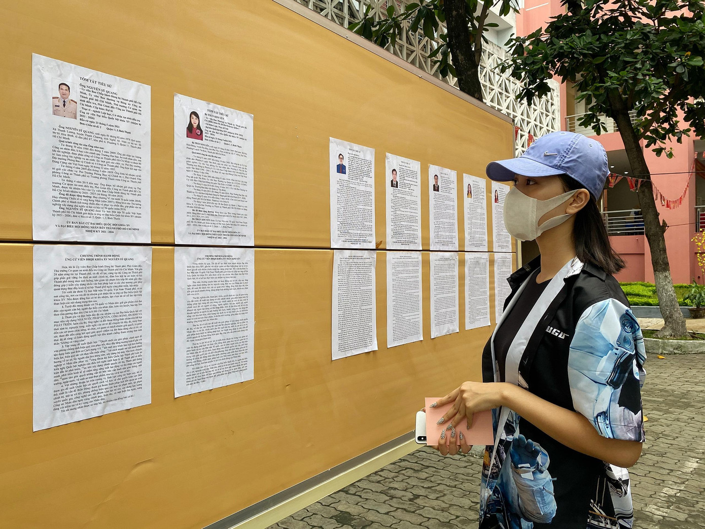 Tại điểm bầu cử Phường 17, quận Bình Thạnh, Hoa hậu Tiểu Vy, Á hậu Diễm Trang, Hoa khôi Thuý Vi tham gia bầu cử đại biểu Quốc hội khóa XV và đại biểu Hội đồng nhân dân các cấp nhiệm kỳ 2021 – 2026. Đây là lần đầu tiên Hoa hậu Tiểu Vy đủ tuổi tham gia bỏ phiếu bầu. Có mặt từ rất sớm tại điểm bầu cử, Hoa hậu Tiểu Vy chăm chú tìm hiểu thông tin của các cử tri để bỏ phiếu.