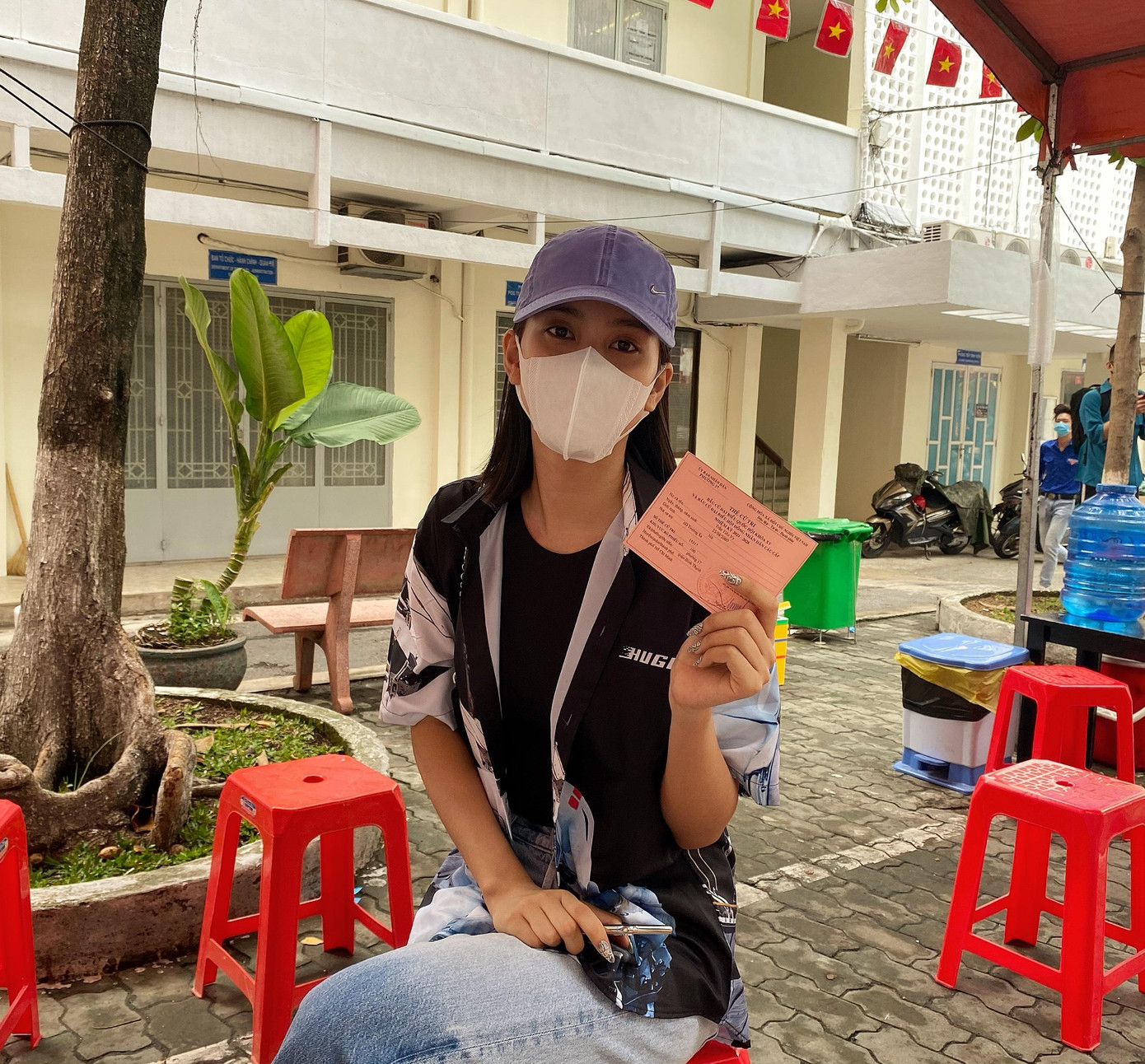 Tiểu Vy cho biết: “Vy rất hào hứng tham gia bỏ phiếu để bầu ra các Đại biểu tài đức cho đất nước, việc tham gia bầu cử giúp Vy cảm thấy có trách nhiệm hơn với các sự kiện quan trọng của nước mình. Đặc biệt, năm nay Vy thấy không khí bầu cử rất sôi nổi, giới trẻ hầu như đều biết tới sự kiện chính trị và hưởng ứng rất nhiệt tình. Bên cạnh đó, Vy cũng hy vọng mọi người đi bầu tuân thủ các biện pháp phòng chống dịch COVID-19 theo khuyến cáo của Bộ Y tế.”