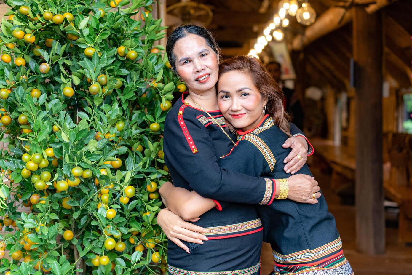 Những khoảnh khắc bình dị và ngọt ngào bên gia đình được Hoa hậu H’Hen Niê chia sẻ nhân Ngày của Mẹ. Cô chia sẻ: “Ngày của Mẹ - Con cảm ơn mẹ thật nhiều vì luôn yêu thương con, cho con những hương vị mới của cuộc sống, luôn tôn trọng và cho phép con gái làm những điều con ước mơ. Được ở bên cạnh mẹ, con thấy mình thật là hạnh phúc. Con mong mẹ và ba luôn có nhiều sức khỏe, bé Hen của mẹ. Sắp có xe mới rồi, ba có thể lái xe chở mẹ đi khắp nơi. Chúc mừng ngày của Mẹ”.