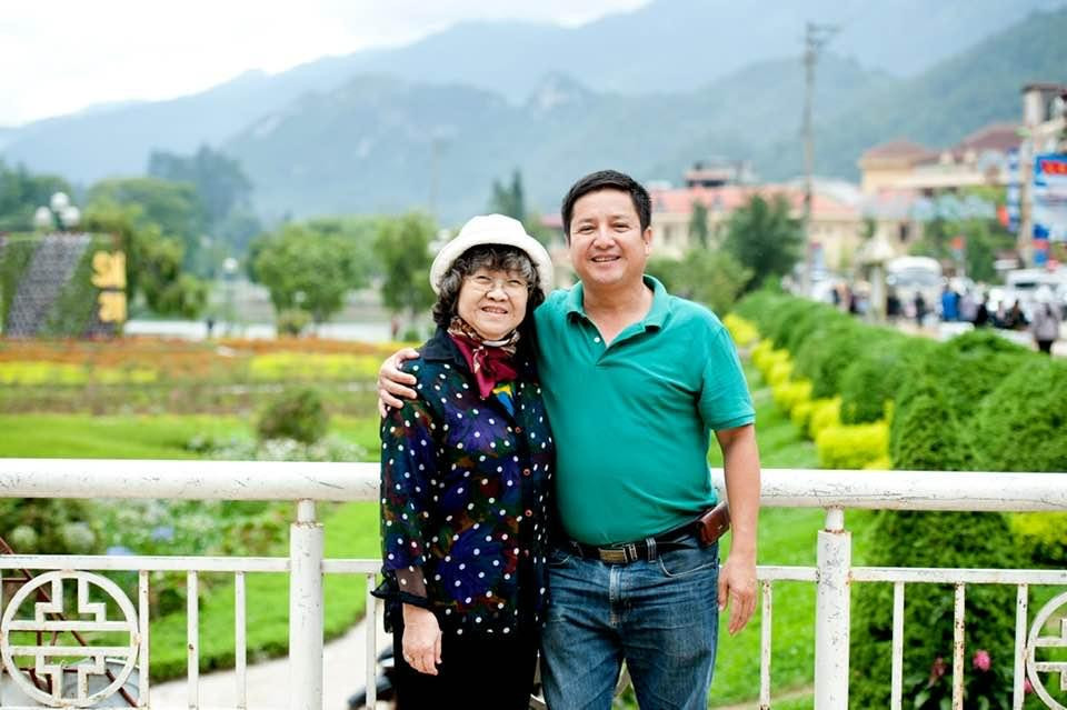 Không ít người rơi nước mắt khi đọc dòng trạng thái của nghệ sĩ Chí Trung viết nhân Ngày của Mẹ. “1 caption mà đọc xong chỉ biết lặng người đi”; “Chắc chắn ở nơi xa mẹ anh rất tự hào về anh”; “Nhìn vẫn như con là đứa con trai bé bỏng của mẹ chú ạ”; “Dù bác đã mất nhưng con vẫn xin cảm ơn bác. Vì bác đã cho cuộc sống này một người tuyệt vời ạ”… là một số bình luận của cư dân mạng.