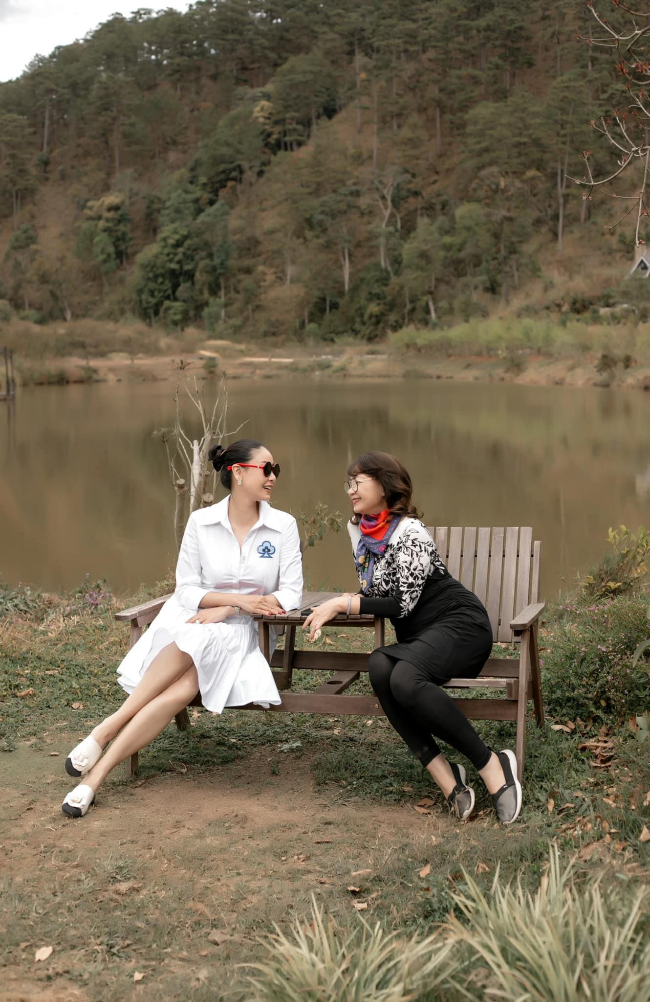 “Nếu không có mẹ thì sẽ không có con gái và cháu Viann của ngày hôm nay. Nhớ bà ngoại ở nơi phương xa. Happy Mother’s Day đến tất cả các bà mẹ vĩ đại”- Hoa hậu Hà Kiều Anh nghẹn ngào.