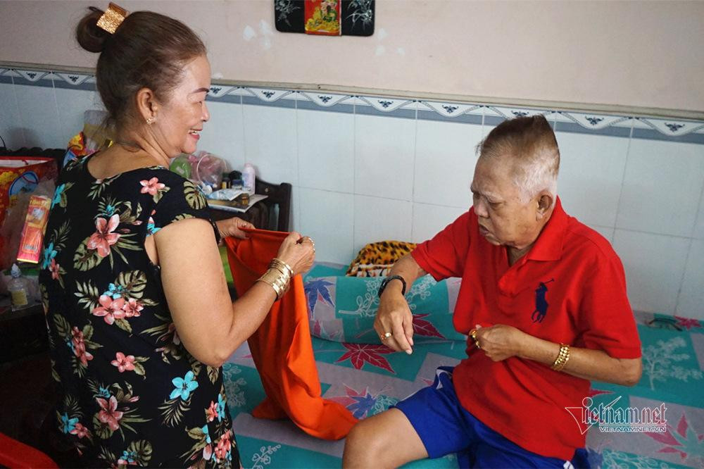 Bà Lệ chăm sóc chồng.