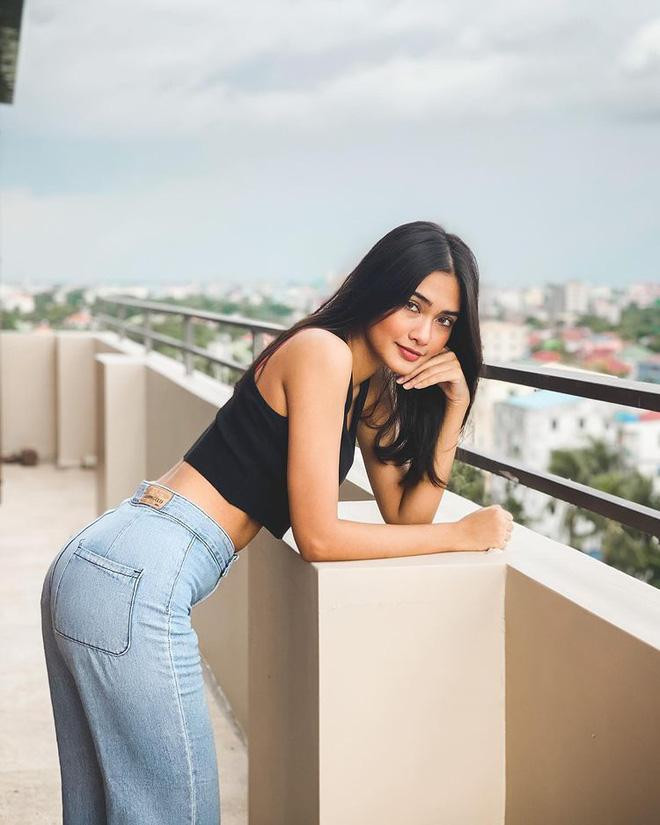 Trên trang cá nhân, Thuzar Wint Lwin cũng không đả động đến việc bản thân bị phát lệnh bắt giữ. Thế nhưng trước khi dự thi Miss Universe 2020, Hoa hậu Hoàn vũ Myanmar từng chia sẻ, sợ có tên trong danh sách truy nã vì tham gia biểu tình. Nỗi sợ này lớn đến mức cô phải mặc đồ kín mít để tránh bị nhận ra ở sân bay Yangon lúc bay sang Mỹ.