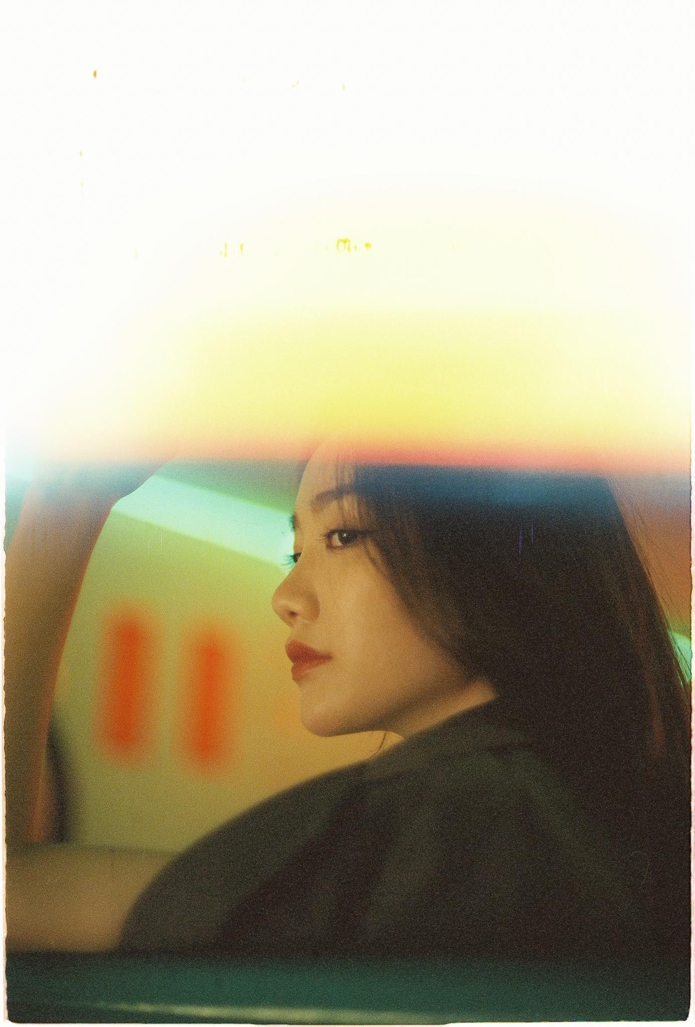 Dù tạo hình có vẻ nổi loạn và cá tính nhưng Hồng Tuyết vẫn xinh đẹp bất chấp và khiến người hâm mộ mê mệt.