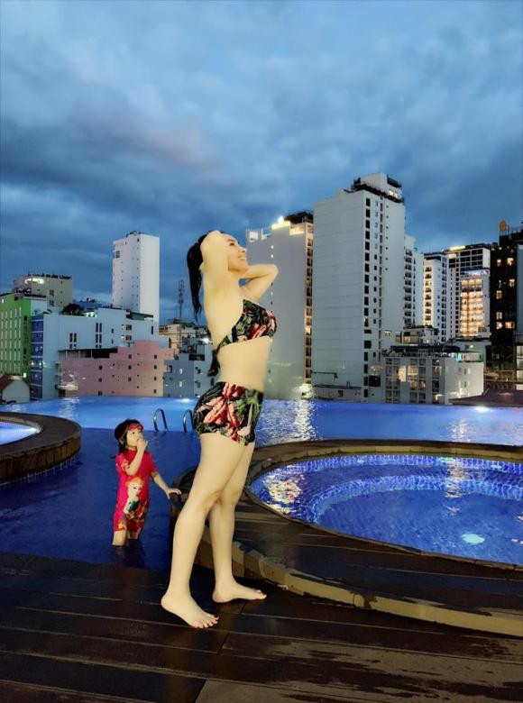 Trước đó, Phi Nhung từng gây 'bão' mạng khi lần đầu tiên tung ảnh diện đồ bơi.