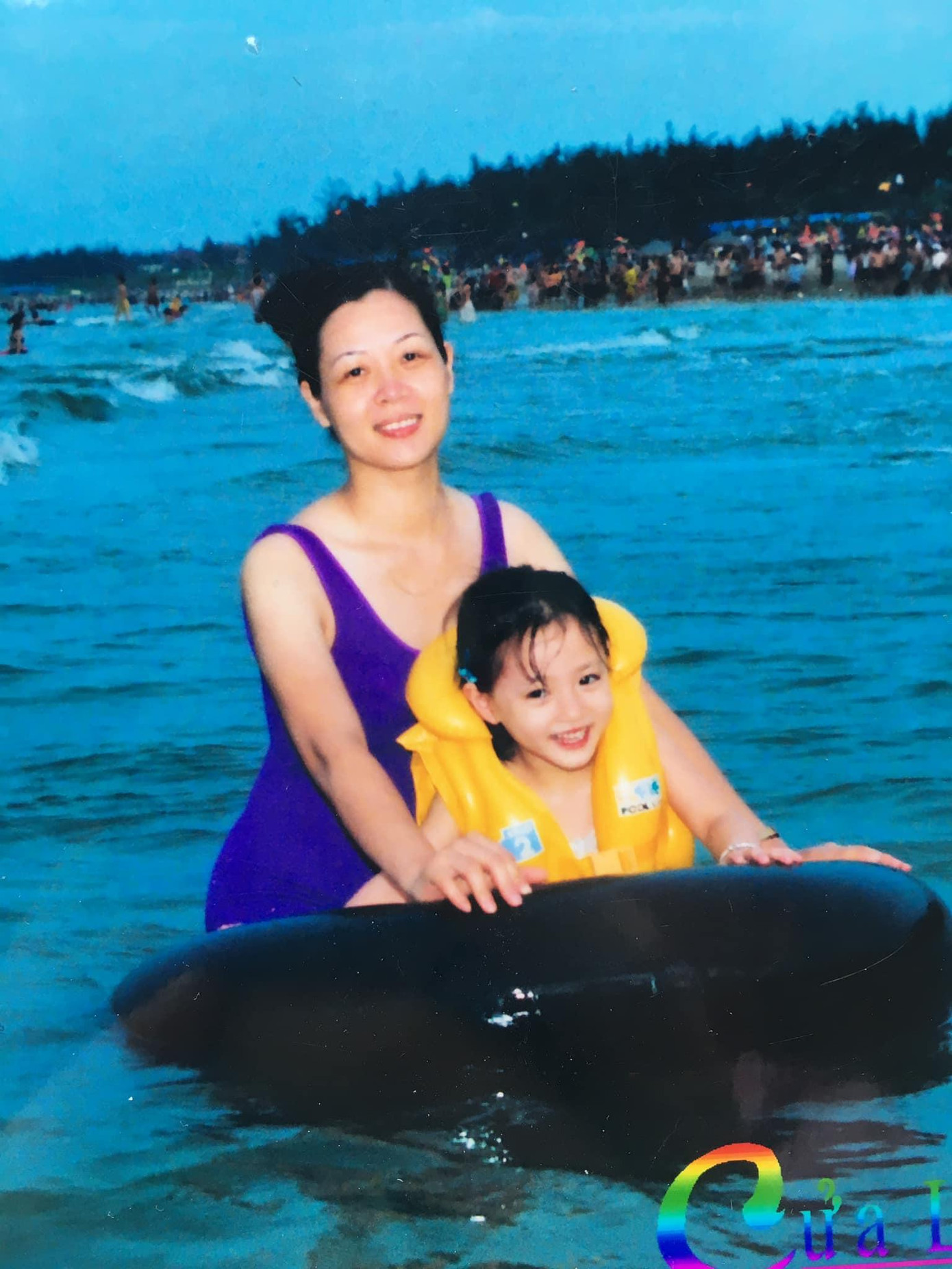 “Happy mum’s day. Chúc mừng ngày của mẹ với những bức hình xưa xưa, từ nơi phương xa hàng ngàn cây số. Cảm ơn mẹ đã cho con một cuộc sống đủ đầy. Cảm ơn mẹ đã luôn khó tính, nghiêm khắc vô cùng nhưng lại yêu thương vô tận. Càng lớn con mới nhận ra rằng chính những lần mẹ nói “không” lại là 1 lần mẹ dạy con về tính tự lập, rắn rỏi và bản lĩnh. Cảm ơn mẹ đã luôn bao dung cho những lỗi lầm của con và dạy con điều tương tự với mọi người. Cảm ơn mẹ vì tất cả. Dù nhiều lần 2 bên hừng hực lửa luôn nhưng bằng một cách nào đó vẫn tối tối gọi nói đủ chuyện trên đời với nhau. Chắc tại có bố hả?”- Hoa hậu Lương Thuỳ Linh gửi những lời ngọt ngào tới mẹ.