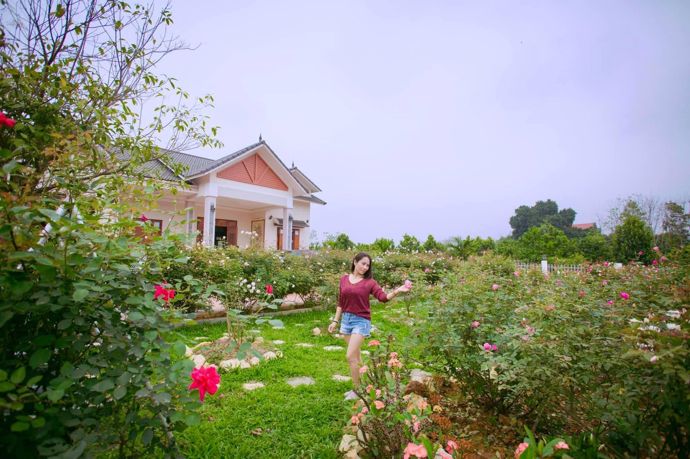 “Căn này nhà được thiết kế và xây với quan điểm không cần quá sang trọng, miễn sao nhìn vào thấy bình yên, giản dị và con cái phải muốn về mỗi khi được nghỉ. Nên cả nhà rất tâm huyết vào không gian bên ngoài”- Tuấn Anh tâm sự.