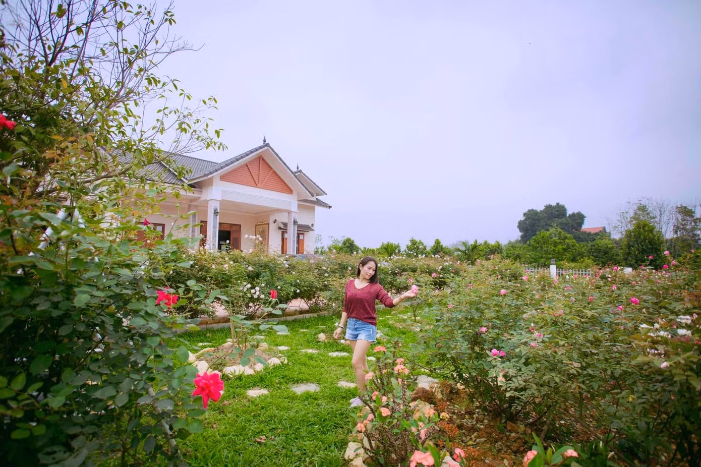 “Căn này nhà được thiết kế và xây với quan điểm không cần quá sang trọng, miễn sao nhìn vào thấy bình yên, giản dị và con cái phải muốn về mỗi khi được nghỉ. Nên cả nhà rất tâm huyết vào không gian bên ngoài”- Tuấn Anh tâm sự.