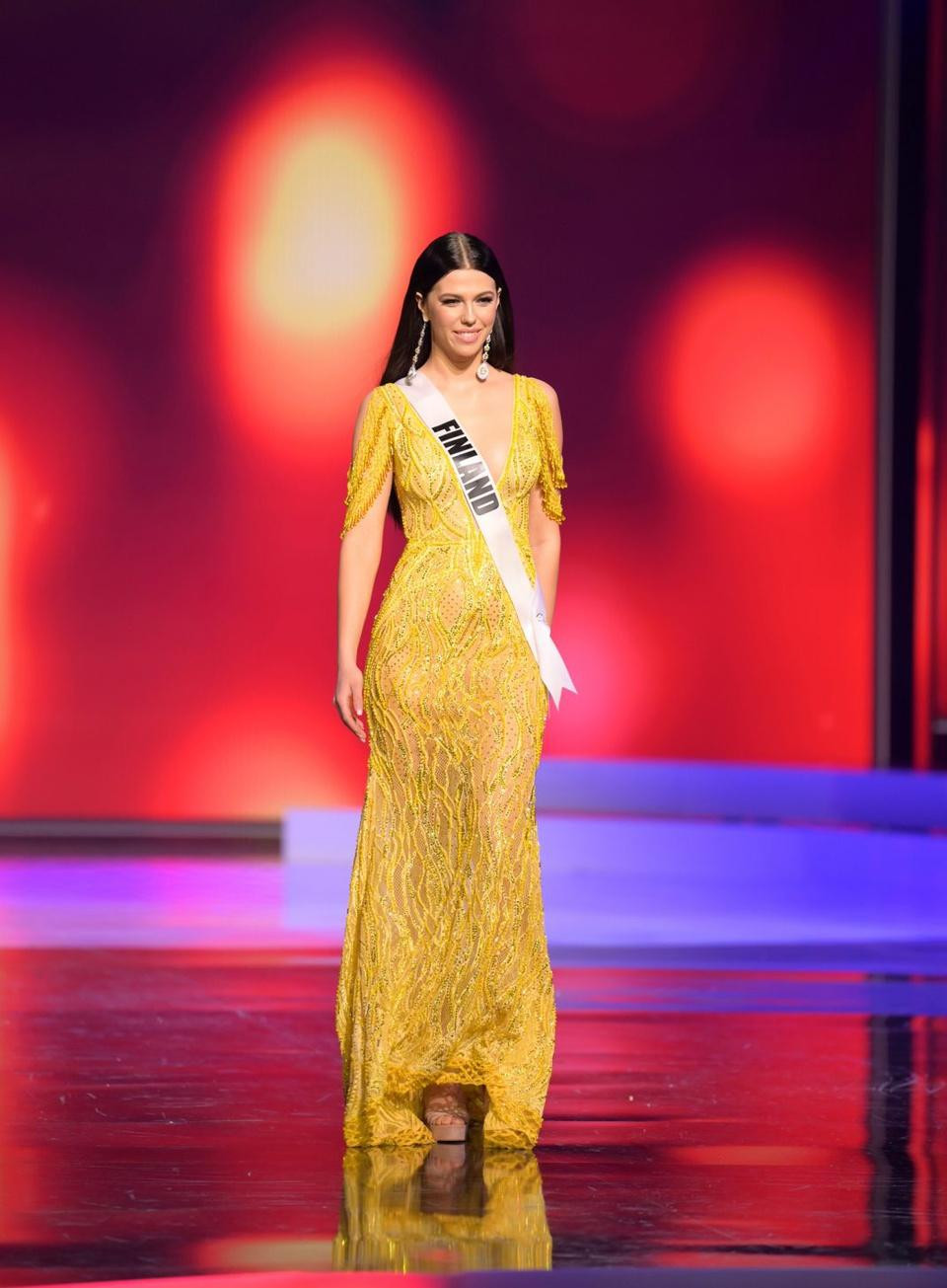 Đại diện của Phần Lan, Viivi Altonen được chuyên gia đưa vào danh sách 10 thí sinh diện trang phục dạ hội đẹp nhất trong đêm bán kết.