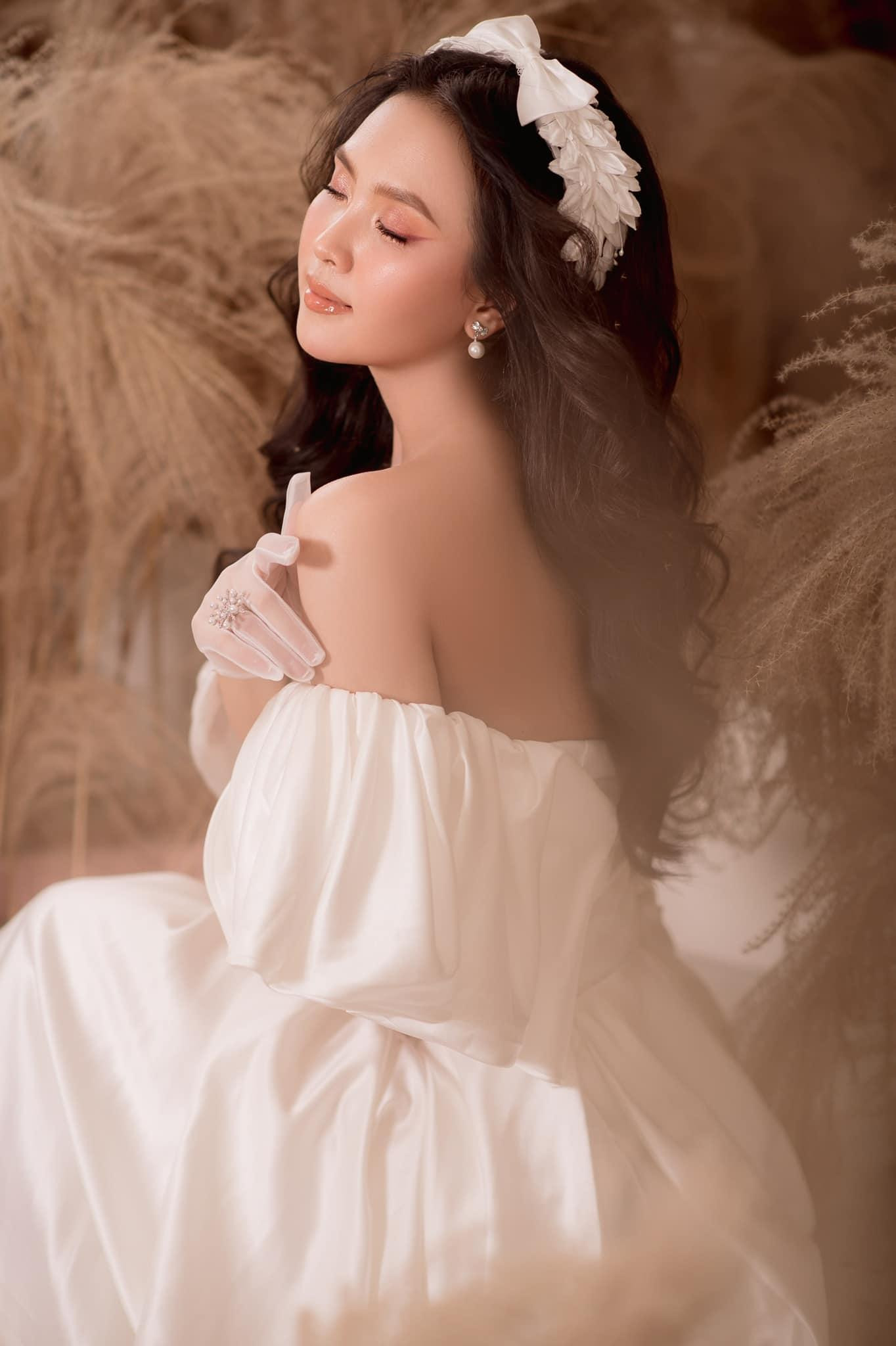 Cô nàng khoe vai trần quyến rũ.