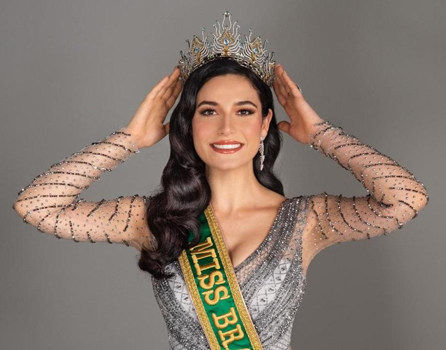 Trước khi đăng quang Hoa hậu Brazil 2020, Julia Gama từng nhận danh hiệu Hoa hậu Thế giới Brazil vào năm 2014 và lọt vào Top 11 Hoa hậu Thế giới cùng năm diễn ra ở London (Anh).