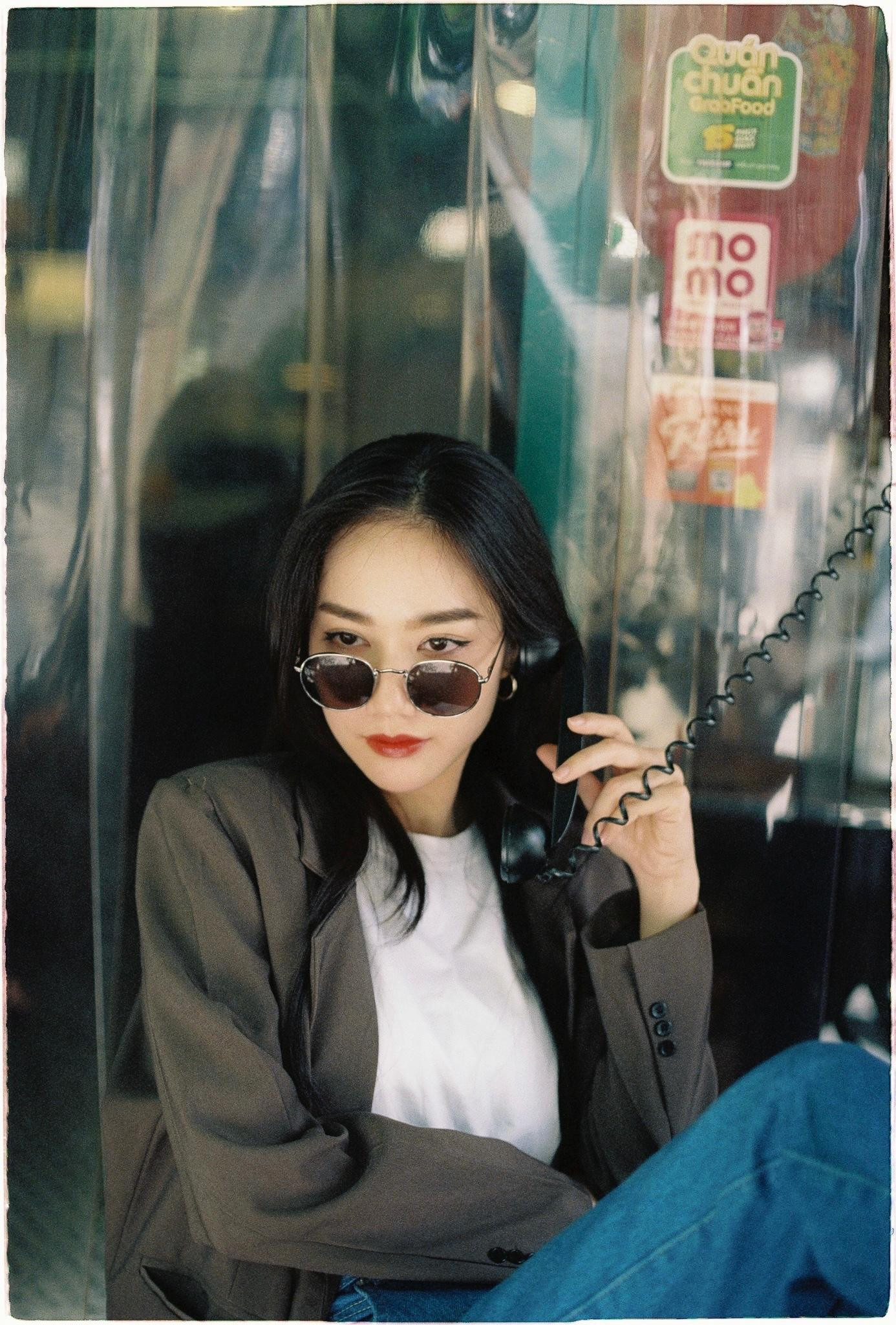 Gương mặt và đôi mắt của Hồng Tuyết được khen giống người đẹp xứ Hàn Park Min Young- diễn viên chính trong bộ phim Thư ký Kim.