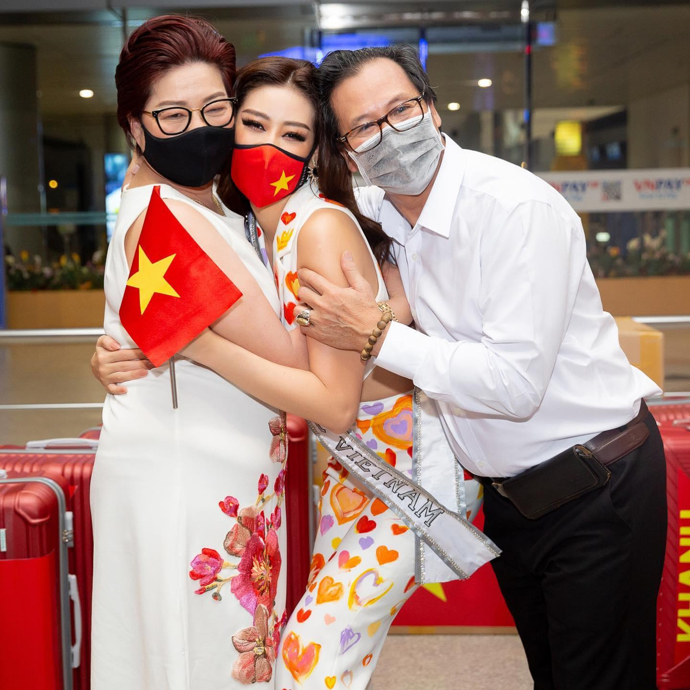 Nhân ngày của mẹ, dàn Hoa- Á hậu bất ngờ tung loạt ảnh ngày bé kèm chia sẻ ngọt ngào tới đấng sinh thành của mình. Trên trang cá nhân, Hoa hậu Nguyễn Trần Khánh Vân viết: “Happy Mother’s Day. I love you mom, and I hope I’m making you proud. Mừng ngày của mẹ, con chỉ biết nói là con yêu mẹ rất nhiều. Cảm ơn mẹ luôn yêu thương, lo lắng cho con. Năm nay con gái ở xa, con luôn mong mẹ sẽ luôn khoẻ mạnh, vui vẻ và hạnh phúc! Con gái thương mẹ rất nhiều. Nhân ngày của mẹ, Vân cũng xin chúc các mẹ sẽ có một ngày thật nhiều ý nghĩa, hạnh phúc và niềm vui”.