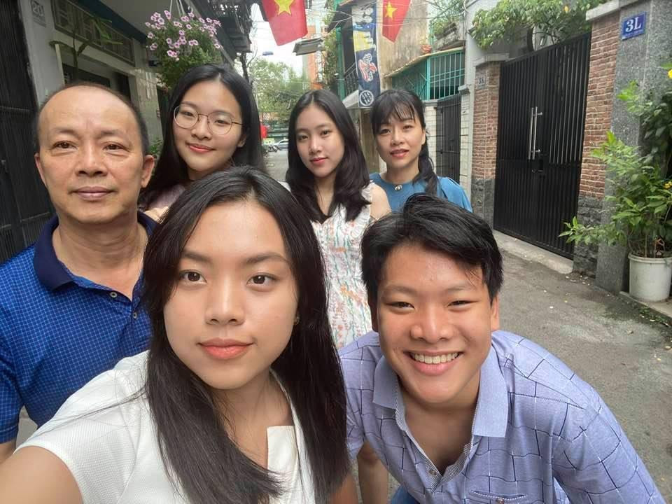 NSƯT Đức Hải kết hôn với vợ trẻ kém 18 tuổi ở độ tuổi 40 và có 4 người con. NSƯT Đức Hải kết hôn với vợ trẻ kém 18 tuổi ở độ tuổi 40 và có 4 người con.