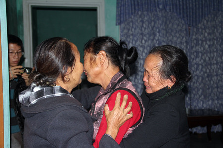 Gặp lại đứa em con chú ruột tưởng như đã chết 17 năm qua hai bà Hinh Túc chỉ biết ôm chầm lấy khóc