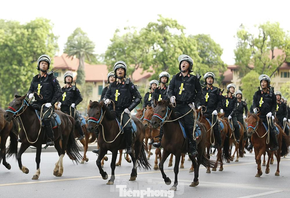 Trung đoàn CSCĐ Kỵ binh (Bộ Tư lệnh Cảnh sát cơ động, Bộ Công an) diễu hành, ra mắt chính thức trước sự chứng kiến của các đại biểu Quốc hội tham dự kỳ họp thứ chín, Quốc hội khóa XIV. Trung đoàn CSCĐ Kỵ binh (Bộ Tư lệnh Cảnh sát cơ động, Bộ Công an) diễu hành, ra mắt chính thức trước sự chứng kiến của các đại biểu Quốc hội tham dự kỳ họp thứ chín, Quốc hội khóa XIV.
