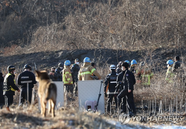 Lực lượng cứu hộ đến hiện trường vụ tai nạn máy bay. (Ảnh: Yonhap) Lực lượng cứu hộ đến hiện trường vụ tai nạn máy bay. (Ảnh: Yonhap)