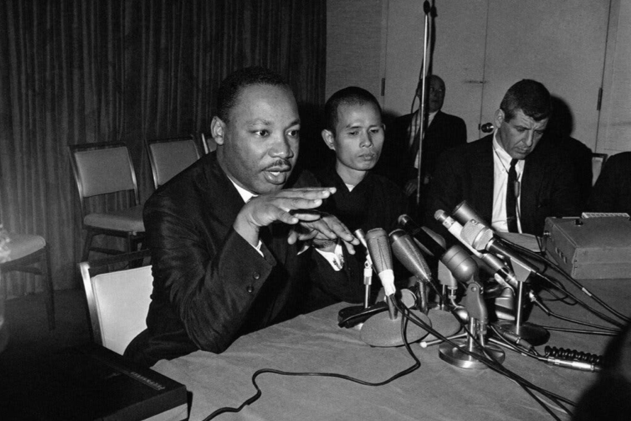 Thiền sư Thích Nhất Hạnh ngồi cạnh TS Martin Luther King trong cuộc họp báo năm 1966. (Ảnh: AP) Thiền sư Thích Nhất Hạnh ngồi cạnh TS Martin Luther King trong cuộc họp báo năm 1966. (Ảnh: AP)