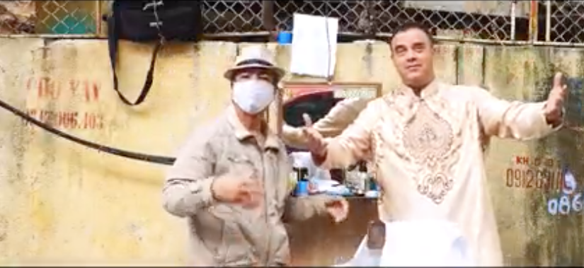 Đại sứ Israel Nadav Eshcar và chủ tiệm cắt tóc bình dân trong MV. (Ảnh cắt từ clip)