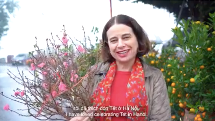 Hình ảnh Đại sứ Úc Robyn Mudie bên cành đào và cây quất trong clip chúc mừng Tết Việt Nam. (Ảnh cắt từ clip) Hình ảnh Đại sứ Úc Robyn Mudie bên cành đào và cây quất trong clip chúc mừng Tết Việt Nam. (Ảnh cắt từ clip)