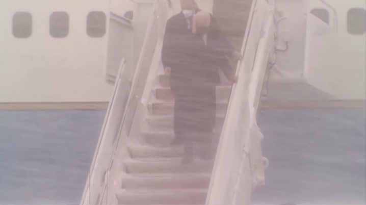 Tổng thống Joe Biden bước xuống từ chuyên cơ hôm 3/1. (Ảnh: Reuters) Tổng thống Joe Biden bước xuống từ chuyên cơ hôm 3/1. (Ảnh: Reuters)