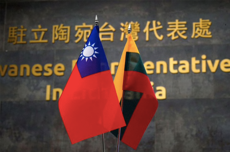 Cờ của Lithuania và Đài Loan (Trung Quốc) trước văn phòng đại diện của Đài Loan ở Vilnius. (Ảnh: Reuters) Cờ của Lithuania và Đài Loan (Trung Quốc) trước văn phòng đại diện của Đài Loan ở Vilnius. (Ảnh: Reuters)