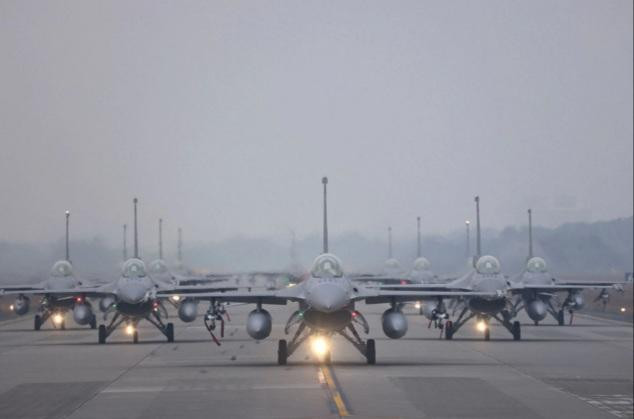 Đội tiêm kích 12 F-16V của Đài Loan (Trung Quốc) tham gia đợt tập trận ngày 5/1. (Ảnh: Reuters)