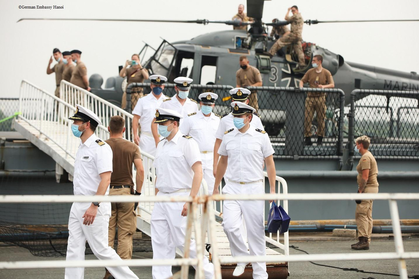 Khinh hạm Bayern và các thủy thủ cập cảng Nhà Rồng sáng 6/1. (Ảnh: ĐSQ Đức) Khinh hạm Bayern và các thủy thủ cập cảng Nhà Rồng sáng 6/1. (Ảnh: ĐSQ Đức)