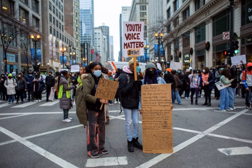 Học sinh trung học ở Chicago biểu tình hôm 14/1 để phản đối học trực tiếp. (Ảnh: Reuters)