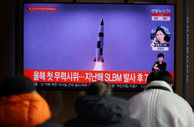 Người dân Hàn Quốc xem tin tức trên truyền hình về vụ phóng tên lửa của Triều Tiên vào sáng 5/1. (Ảnh: Reuters) Người dân Hàn Quốc xem tin tức trên truyền hình về vụ phóng tên lửa của Triều Tiên vào sáng 5/1. (Ảnh: Reuters)