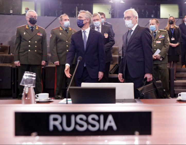 Thứ trưởng Ngoại giao Nga Alexander Grushko và Tổng thư ký NATO Jens Stoltenberg sau cuộc họp ngày 12/1 tại Brussels. (Ảnh: Reuters) Thứ trưởng Ngoại giao Nga Alexander Grushko và Tổng thư ký NATO Jens Stoltenberg sau cuộc họp ngày 12/1 tại Brussels. (Ảnh: Reuters)