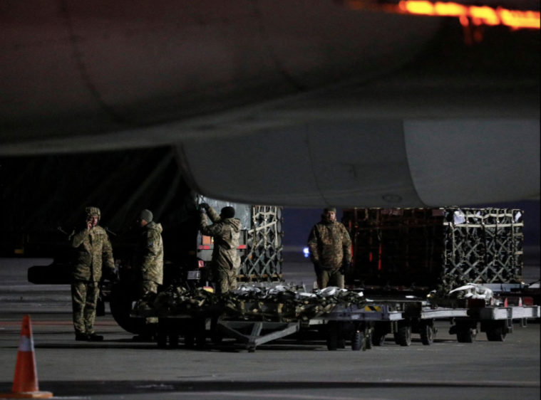 Binh lính Ukraine dỡ hàng từ lô vũ khí và thiết bị quân sự mà Mỹ viện trợ cho nước này. (Ảnh: Reuters)