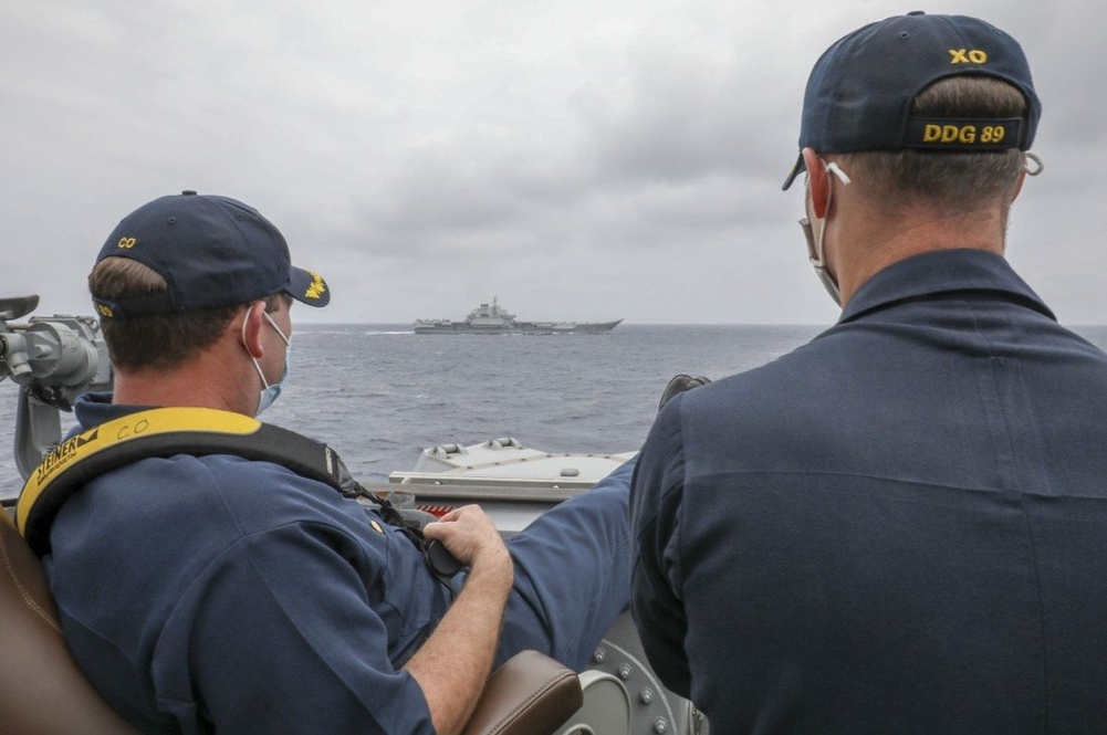 Bức ảnh hạm trưởng và hạm phó tàu khu trục Mỹ gác chân xem tàu sân bay Trung Quốc được chụp vào tháng 4/2021 Bức ảnh hạm trưởng và hạm phó tàu khu trục Mỹ gác chân xem tàu sân bay Trung Quốc được chụp vào tháng 4/2021