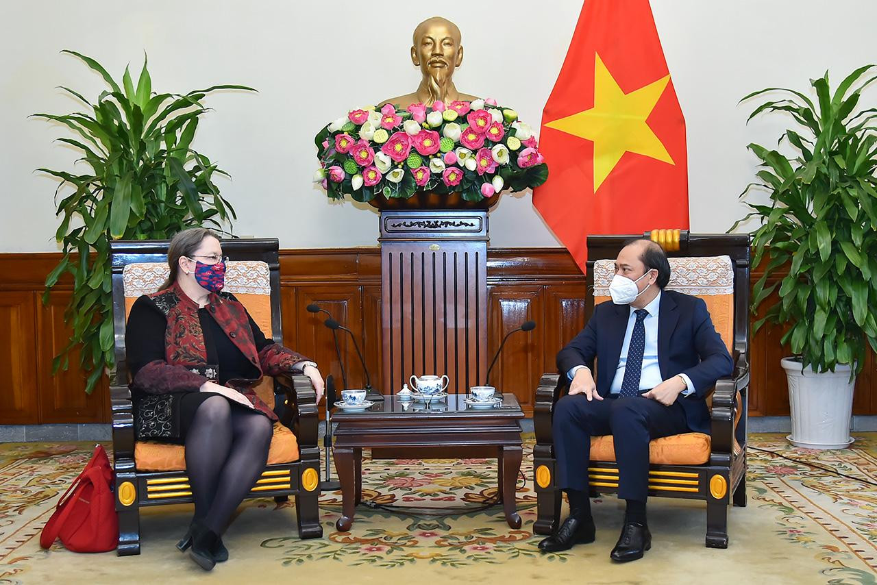 Thứ trưởng Ngoại giao Nguyễn Quốc Dũng và Đại biện Lâm thời Đại sứ quán Mỹ tại Việt Nam Marie Damour tại lễ trao tặng. (Ảnh: Mofa)