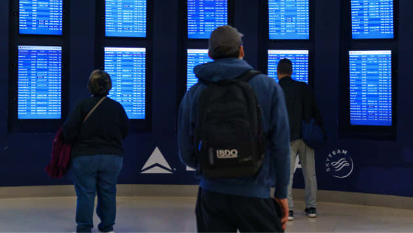 Các hành khách xem bảng thông báo chuyến bay tại sân bay quốc tế Hartsfield-Jackson Atlanta ngày 21/12/2021 (Ảnh: Getty) Các hành khách xem bảng thông báo chuyến bay tại sân bay quốc tế Hartsfield-Jackson Atlanta ngày 21/12/2021 (Ảnh: Getty)