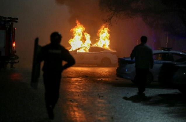 Một xe ô tô bị đốt cháy trong đợt biểu tình ở Almaty, Kazakhstan, ngày 5/1. (Ảnh: Reuters) Một xe ô tô bị đốt cháy trong đợt biểu tình ở Almaty, Kazakhstan, ngày 5/1. (Ảnh: Reuters)
