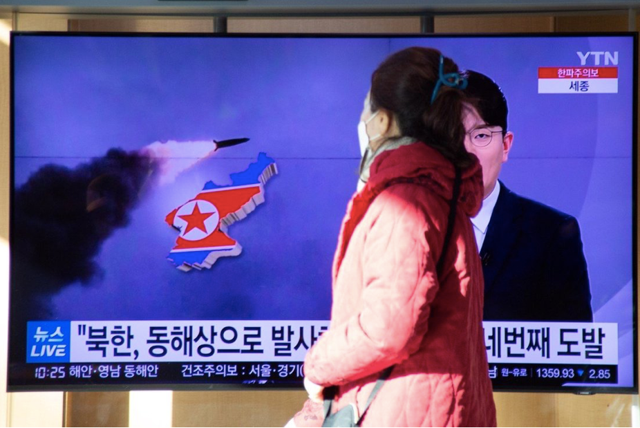 Người dân Hàn Quốc đi qua màn hình chiếu tin tức về vụ phóng tên lửa của Triều Tiên tại một ga tàu ở Seoul. (Ảnh: EPA-EFE) Người dân Hàn Quốc đi qua màn hình chiếu tin tức về vụ phóng tên lửa của Triều Tiên tại một ga tàu ở Seoul. (Ảnh: EPA-EFE)