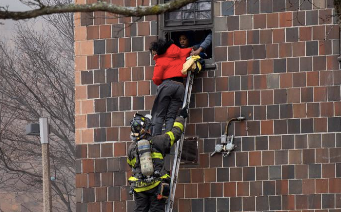 Lực lượng cứu hoả giải cứu người dân trong toà nhà. (Ảnh: CNN)