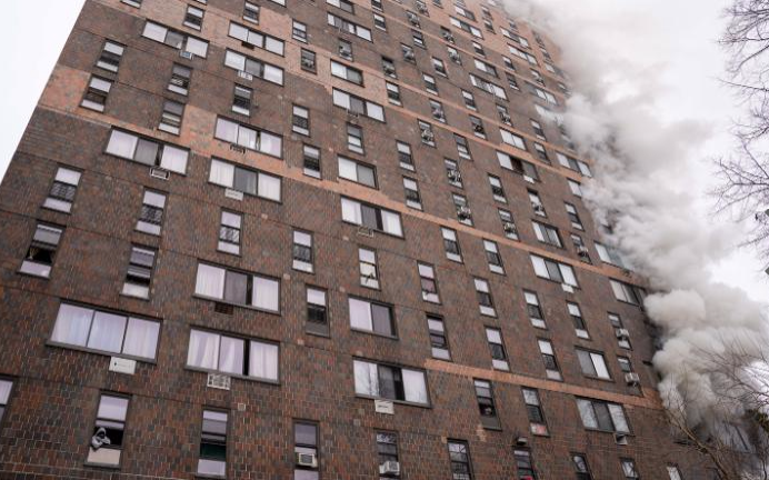 Hoả hoạn tạo thành khói bao trùm một phần toà nhà. (Ảnh: CNN)