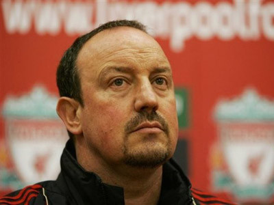 Rafael Benitez xin lỗi các fan Lvierpool vì thành tích thi đấu kém cỏi trong mùa này. Ảnh AP