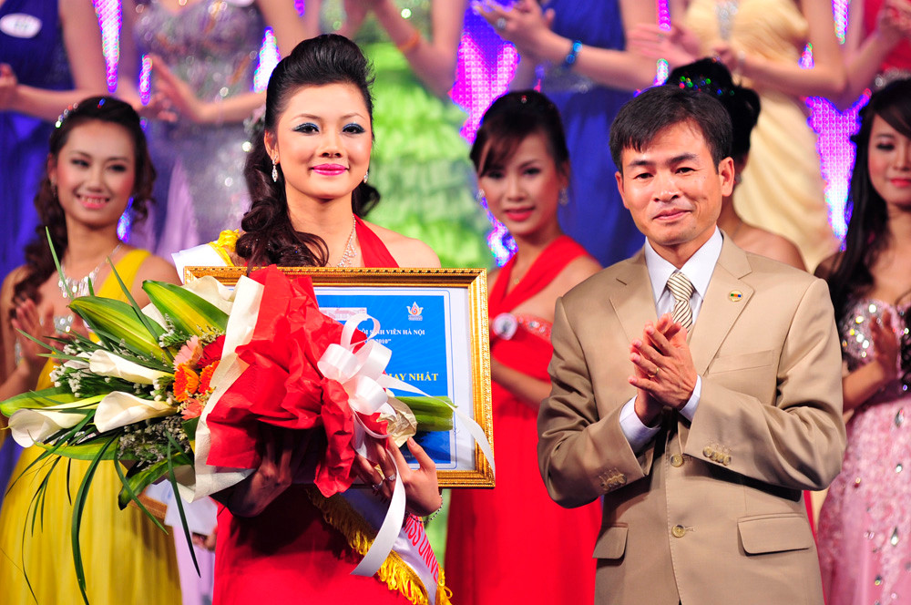 Á khôi 1 là thí sinh có phần ứng xử xuất sắc nhất Cầm Thị Thu Huyền (CĐ Kinh tế Kĩ thuật). Ảnh: Quang Minh