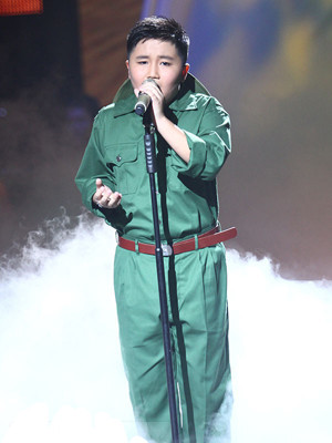 Thí sinh nhí Cao Khánh quá sức với bài hát của người lớn. Nguồn: VTV