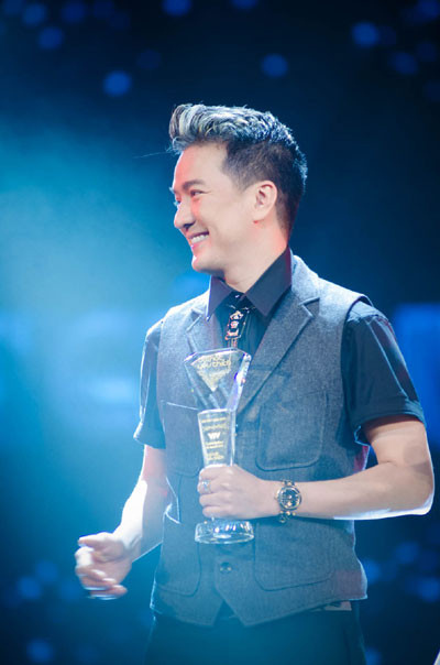 Đàm Vĩnh Hưng khi nhận giải Bài hát năm - Bài hát yêu thích.. Đàm Vĩnh Hưng khi nhận giải Bài hát năm - Bài hát yêu thích.