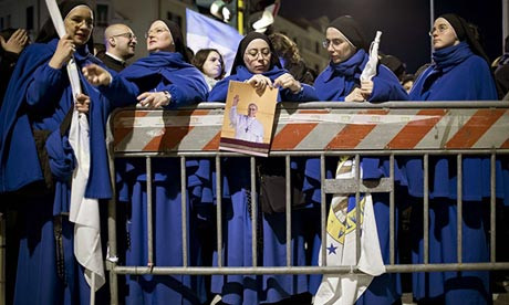 Hình ảnh Giáo hoàng Francis được người dân mang theo trong lễ nhậm chức của ông