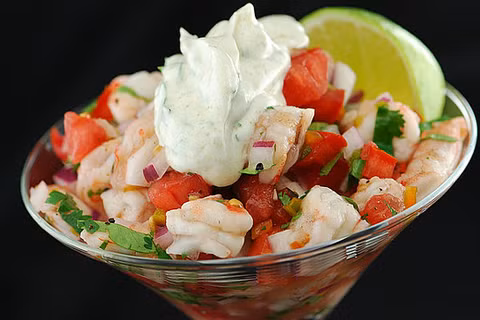 Ceviche có nguồn gốc từ Peru, được mệnh danh là ‘gỏi Tây’, hiện là món hải sản phổ biến ở các vùng ven biển của Mỹ, đặc biệt là miền Trung và Nam Mỹ. Ceviche gồm có tôm, cá sống tươi ướp với nước ép cam, chanh, trộn thêm gia vị, ớt bột và dùng kèm hành tây cà chua, các loại rau sống. Tại Peru, có riêng một Lễ hội về món ăn này: Lễ hội Ceviche. Ceviche có nguồn gốc từ Peru, được mệnh danh là ‘gỏi Tây’, hiện là món hải sản phổ biến ở các vùng ven biển của Mỹ, đặc biệt là miền Trung và Nam Mỹ. Ceviche gồm có tôm, cá sống tươi ướp với nước ép cam, chanh, trộn thêm gia vị, ớt bột và dùng kèm hành tây cà chua, các loại rau sống. Tại Peru, có riêng một Lễ hội về món ăn này: Lễ hội Ceviche