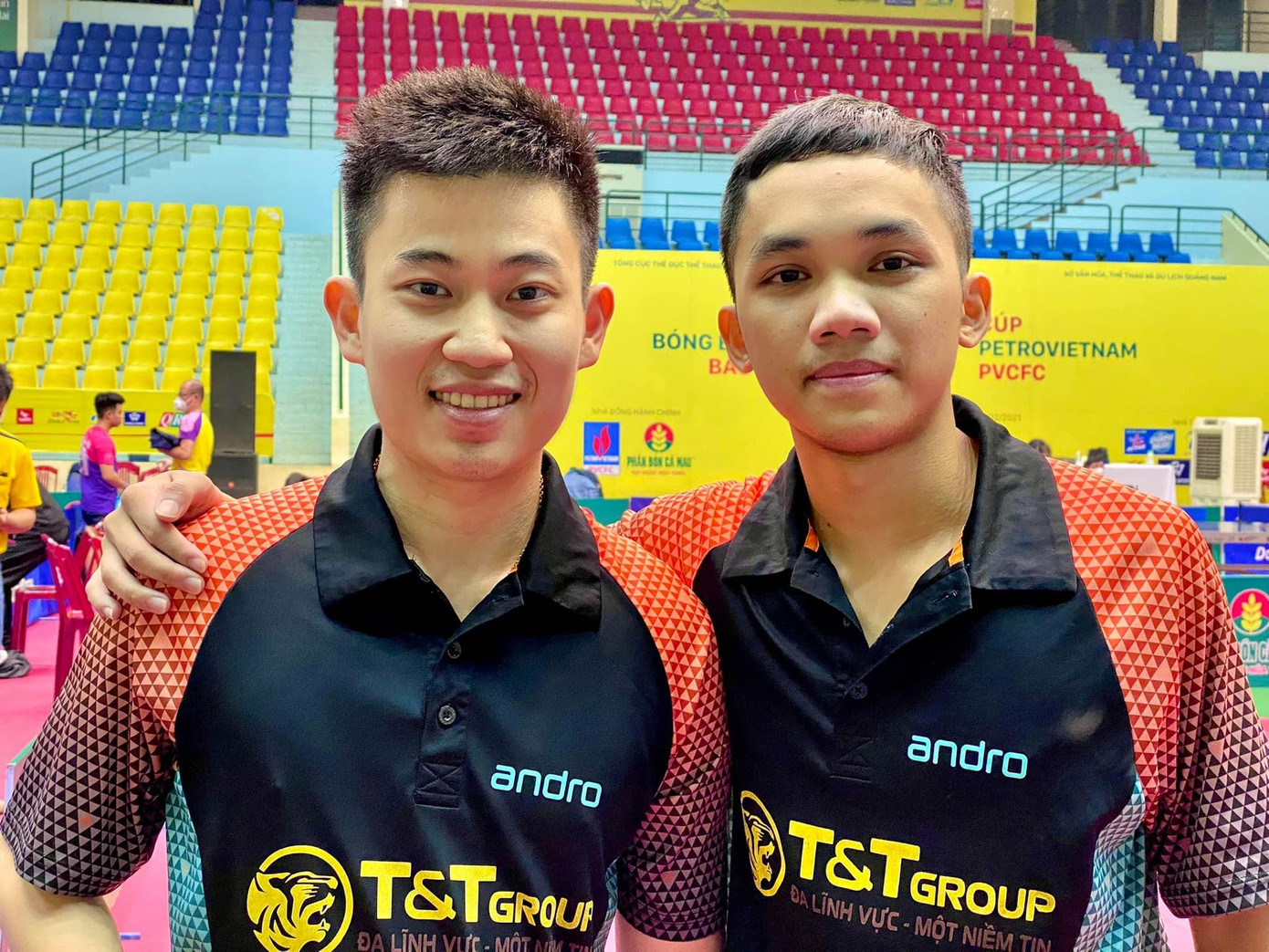 Đinh Anh Hoàng (phải) với kết thúc có hậu khi giành được huy chương vàng nội dung đôi nam. (Ảnh sử dụng trong bài của Nguyễn Tiến Hùng và Sport TV) Đinh Anh Hoàng (phải) với kết thúc có hậu khi giành được huy chương vàng nội dung đôi nam. (Ảnh sử dụng trong bài của Nguyễn Tiến Hùng và Sport TV)