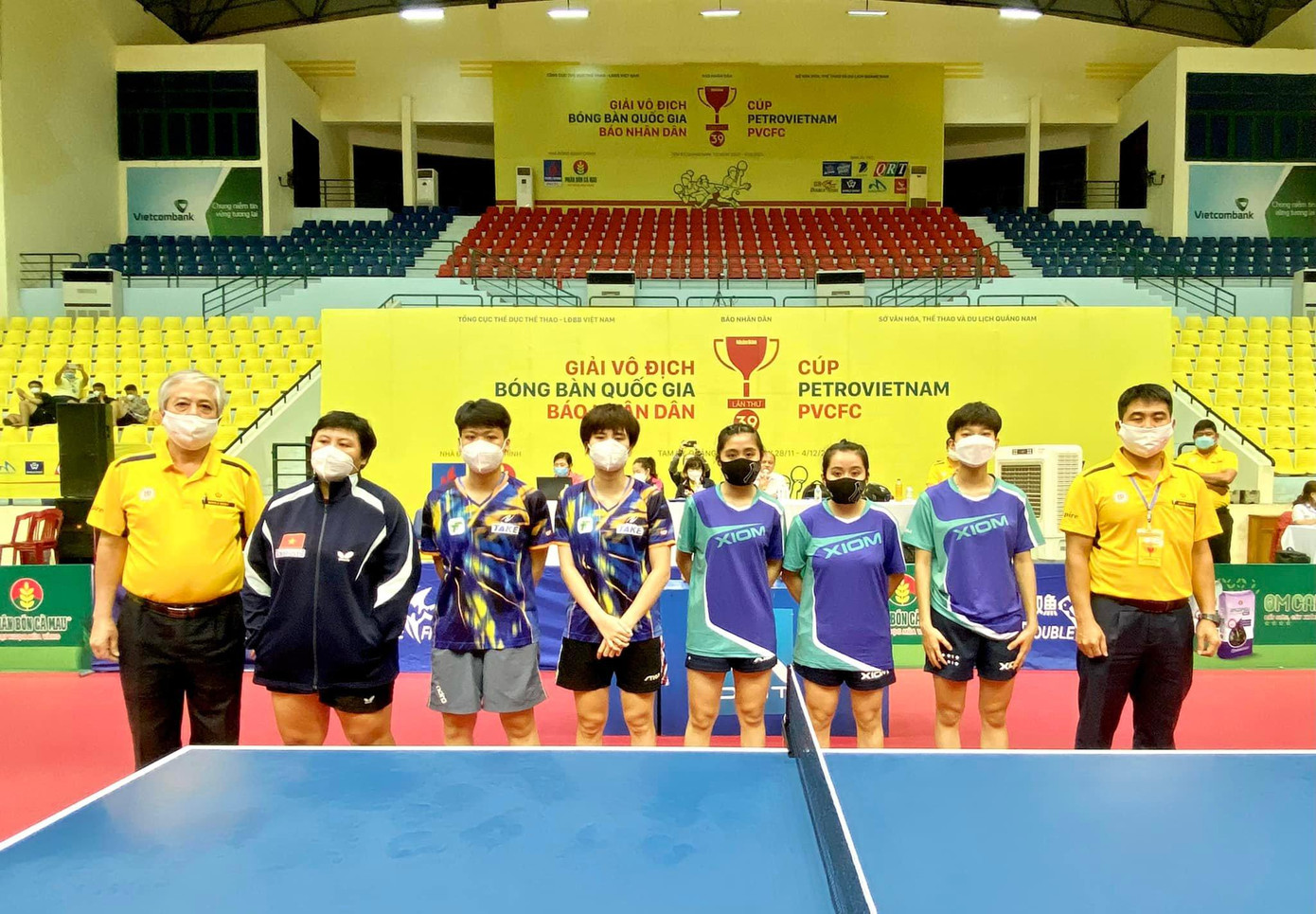 Tuyển nữ TPHCM và tuyển Hải Dương chụp ảnh lưu niệm Tuyển nữ TPHCM và tuyển Hải Dương chụp ảnh lưu niệm