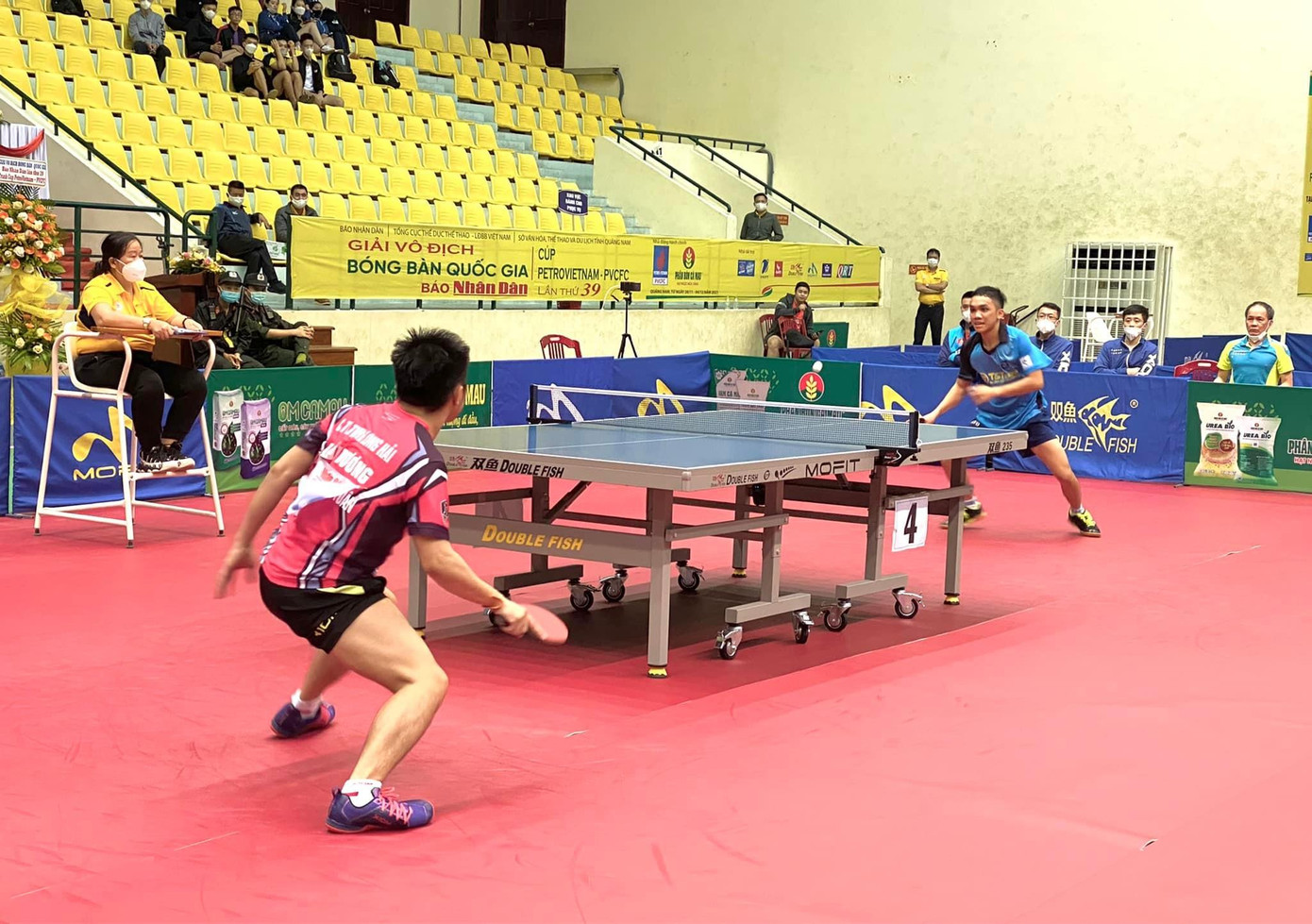 Đinh Anh Hoàng (áo xanh) giành chiến thắng trước hai cây vợt đàn anh của Hải Dương (Ảnh: Nguyễn Tiến Hùng) Đinh Anh Hoàng (áo xanh) giành chiến thắng trước hai cây vợt đàn anh của Hải Dương (Ảnh: Nguyễn Tiến Hùng)